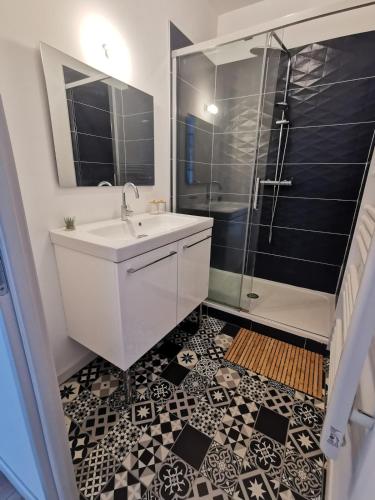 une salle de bain avec un lavabo et une douche dans l'établissement Maison au coeur du village, à Grenade