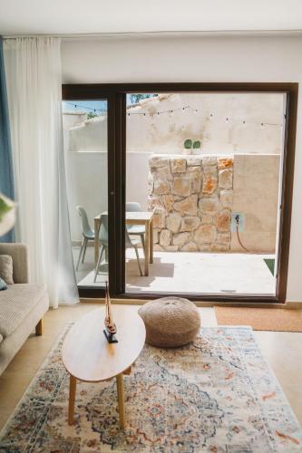 Posezení v ubytování Cozy Townhouse with private Pool and Seaview