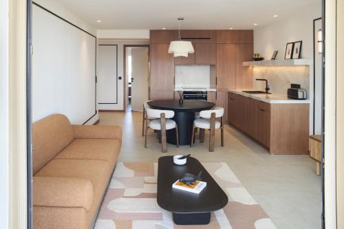 un salon avec un canapé et une table dans l'établissement 6 Croisette Beaches Sea View and Palais des Festivals, à Cannes