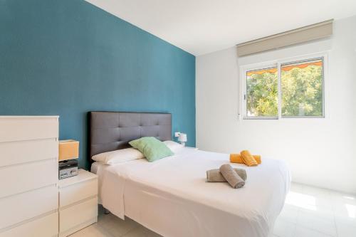 ein Schlafzimmer mit zwei Betten und einem Fenster in der Unterkunft Bungalow Urb Costa Hispania in Santa Pola