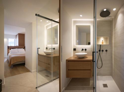 une salle de bain avec deux lavabos et une douche en verre dans l'établissement 6 Croisette Beaches Sea View and Palais des Festivals, à Cannes