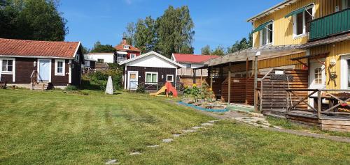 a yard next to a house with a yard at Motel E4 Kolmården Apartments And Cottages in Kolmården