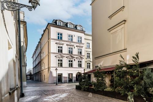 Un gran edificio blanco en medio de una calle. en Crystal House - LoftAffair Collection, en Cracovia
