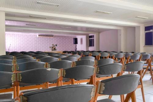 an empty room with rows of chairs in it at OYO New Anápolis Hotel, Imperatriz in Imperatriz