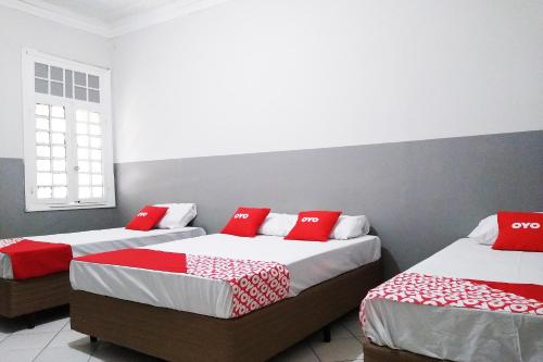 Ένα ή περισσότερα κρεβάτια σε δωμάτιο στο OYO Hotel Brás