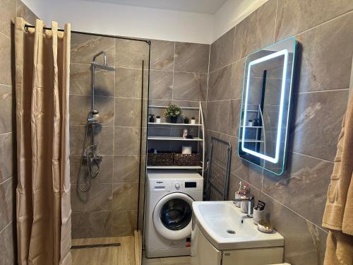 Koupelna v ubytování EDM Alezzi Apartament