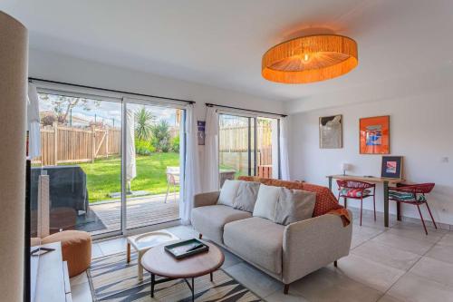 un salon avec un canapé et une table dans l'établissement Appartement décoré avec gout proche des plages d'Anglet, à Anglet