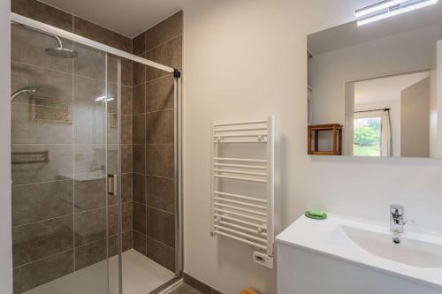 une salle de bain avec douche et lavabo dans l'établissement Appartement décoré avec gout proche des plages d'Anglet, à Anglet