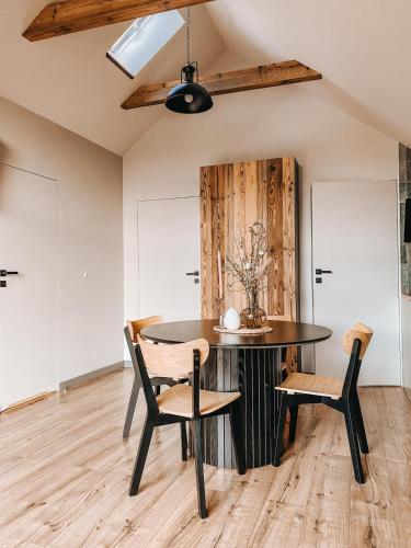 a dining room with a table and chairs at Okno w Gorce-magiczny apartament na uboczu nad jeziorem Czorsztyńskim, Velo Czorsztyn, Szczawnica, Zakopane in Maniowy