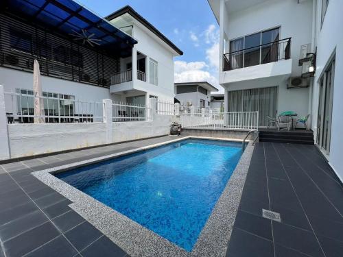 Kolam renang di atau dekat dengan Bungalow 16Pax Anjung Residensi
