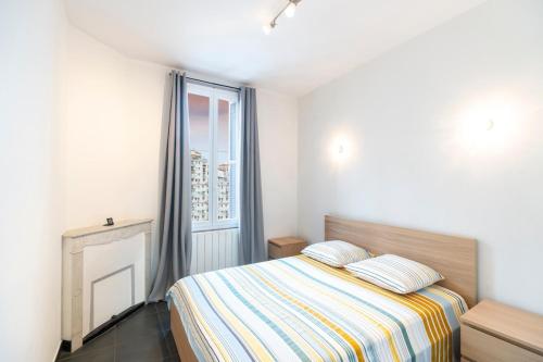 une chambre avec un lit et une grande fenêtre dans l'établissement Bright and modern 2 BR in the heart of Antibes!, à Antibes