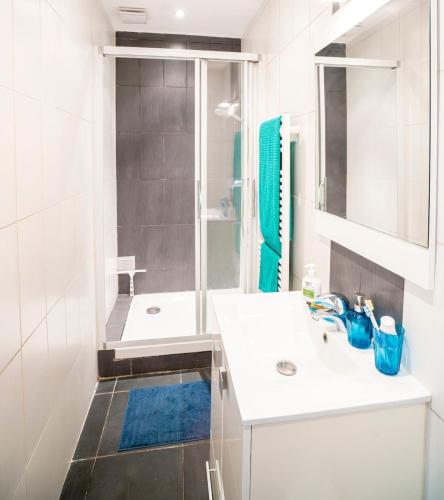 Bright and modern 2 BR in the heart of Antibes! photo 6