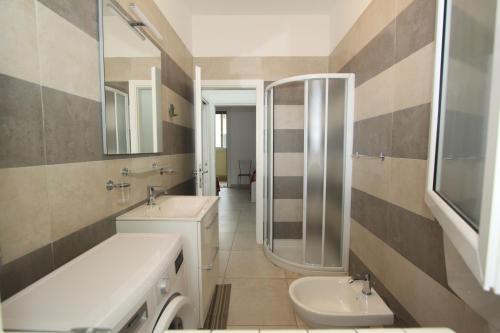 a bathroom with two sinks and a shower at Regina Mare in Lido degli Scacchi