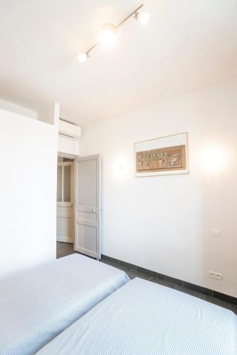 Bright and modern 2 BR in the heart of Antibes! photo 8