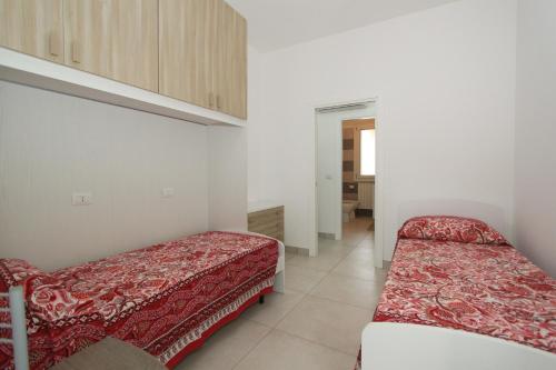 a small room with two beds and a corridor at Regina Mare in Lido degli Scacchi