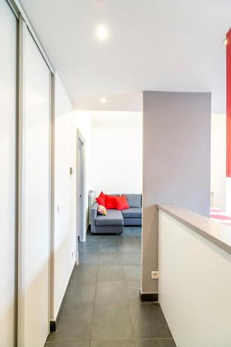 Bright and modern 2 BR in the heart of Antibes! photo 21