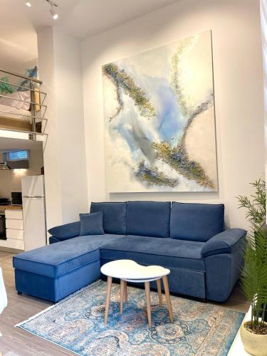 Lovely Blue Home City Center by PikHost