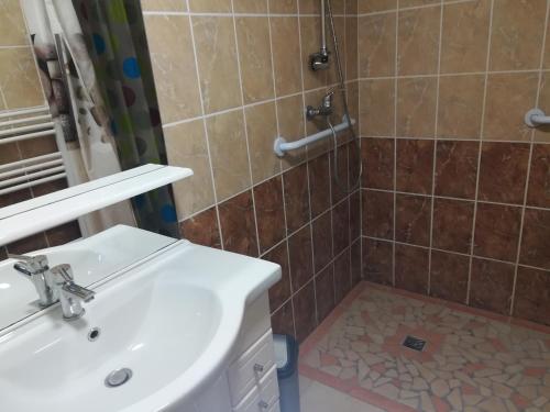 Photo de la galerie de l'établissement Studio climatisé accès rivière prox St Emilion, à Saint-Seurin-sur-lʼIsle