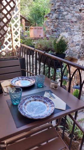 une table en bois avec deux plaques au-dessus dans l'établissement La Chambrette, à Bruniquel