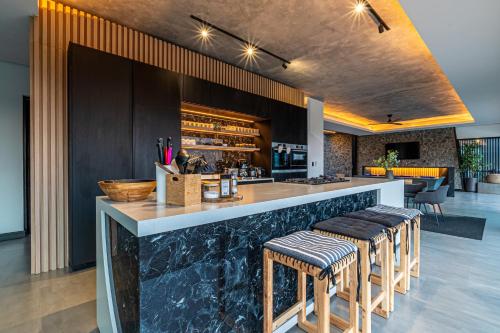 un bar en un restaurante con taburetes en un mostrador en Ocean Zenith, en Sheffield Beach
