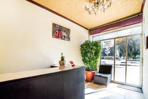 an office with a reception desk and a window at OYO Hotel Bugambilia, San Luis Potosí in San Luis Potosí