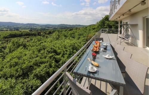 - un balcon avec une table et de la nourriture dans l'établissement Cozy Home In Rochefort-Du-Gard, à Rochefort-du-Gard