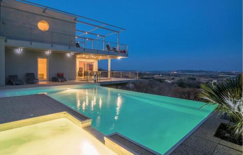 une piscine devant une maison dans l'établissement Cozy Home In Rochefort-Du-Gard, à Rochefort-du-Gard