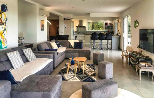 un salon avec un canapé et une table et une cuisine dans l'établissement Cozy Home In Rochefort-Du-Gard, à Rochefort-du-Gard