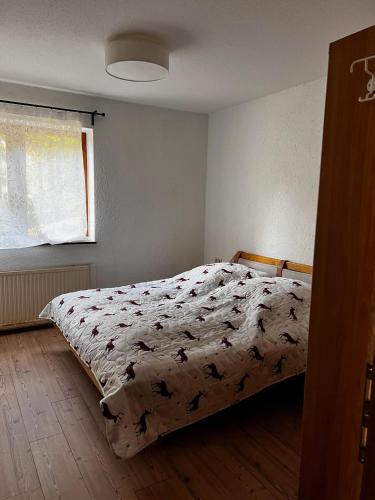 a bedroom with a bed and a window at Haus Auszeit in Buchau