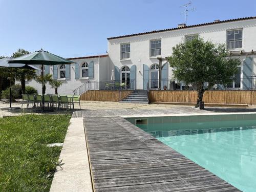 Villa rénovée à Cholet avec piscine privée et vue sur le lac, idéale pour 15 personnes - FR-1-622-105