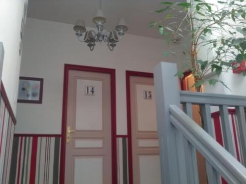 2 portes dans un couloir à côté d'un escalier dans l'établissement Chambre - Studette Indépendante Zola, à Nantes