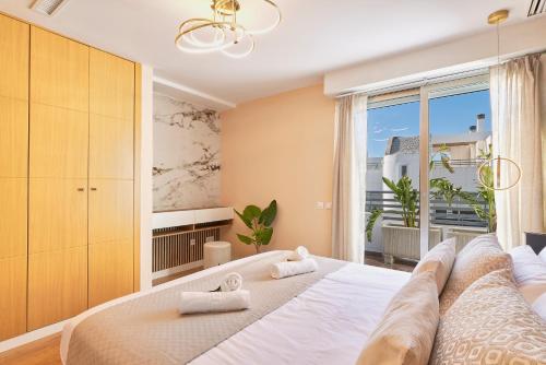 En eller flere senge i et værelse på Vitania I Resort Penthouse with Jacuzzi