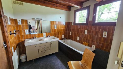 a bathroom with a tub and a sink and a bath tub at Maison de 7 chambres a Eyrein avec jardin amenage et WiFi in Eyrein