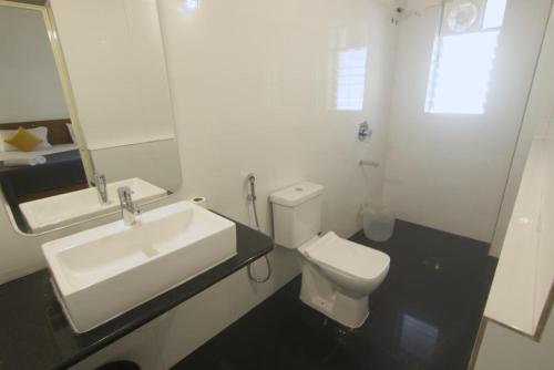 Vera Dune في كاندوليم: حمام أبيض مع حوض ومرحاض