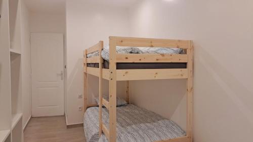 quelques lits superposés dans une chambre dans l'établissement entre plage et rempart, à Boulogne-sur-Mer