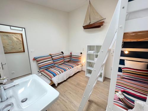a bathroom with a sink and a bunk bed at Escale Aixoise, gîte de vacances, vue mer, 5 chambres in Île dʼAix