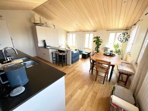 a kitchen and a living room with a table at Escale Aixoise, gîte de vacances, vue mer, 5 chambres in Île dʼAix