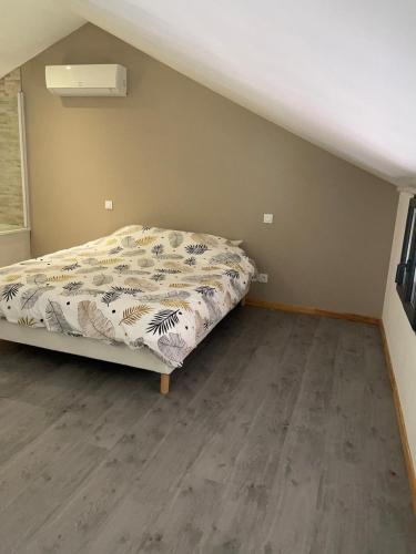 a bedroom with a bed in a room at Maison Maxime Coeur de ville in Marciac
