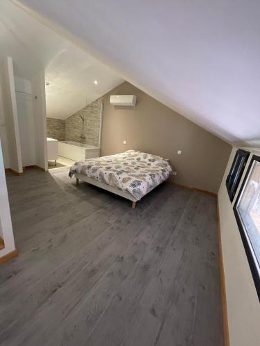 a bedroom with a bed in a attic at Maison Maxime Coeur de ville in Marciac