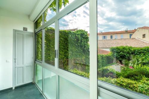 Bright and modern 2 BR in the heart of Antibes! photo 3