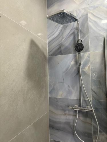 a shower with a shower head in a bathroom at EXCEPTIONNEL Studio VERSAILLES in Le Chesnay