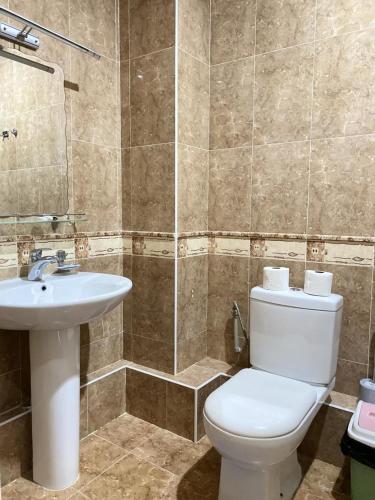 Tri Korony في شولبون آتا: حمام مزود بمرحاض ومغسلة