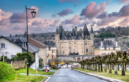 un castello con una strada davanti di 1 Bedroom Stunning Home In Jumilhac-Le Grand a Jumilhac-le-Grand