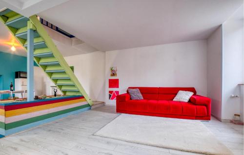 - un salon avec un canapé rouge et un escalier dans l'établissement 1 Bedroom Stunning Home In Jumilhac-Le Grand, à Jumilhac-le-Grand