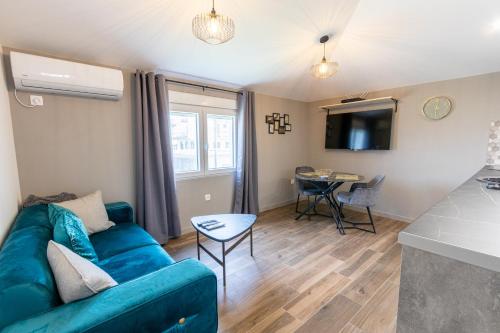 Μια τηλεόραση ή/και κέντρο ψυχαγωγίας στο Modern apartment in a quiet area near the Airport