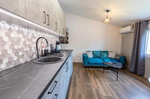 Kuchyň nebo kuchyňský kout v ubytování Modern apartment in a quiet area near the Airport