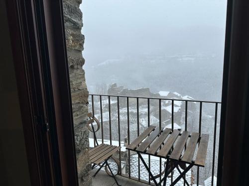 a wooden bench sitting on top of a balcony at Hotel Rural L'Ortiga Blanca in Queralbs