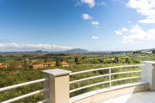 Agia MarinaにあるFagias Luxury Apartmentの家のバルコニーからの眺め
