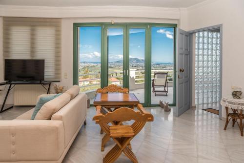 Agia MarinaにあるFagias Luxury Apartmentのソファとテーブルのあるリビングルーム