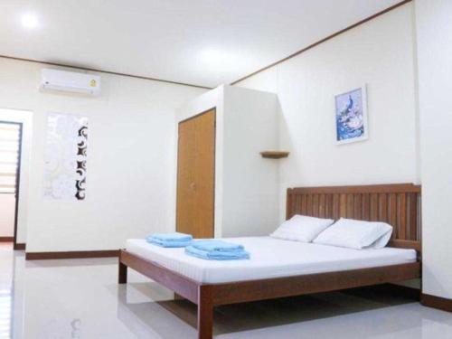 une chambre avec un lit dans une pièce dans l'établissement OYO 75524 SK Resort, à Ban Khuan Yung